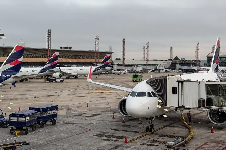 Anvisa atualiza regras de segurança sanitária para aviões e aeroportos