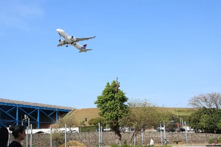 Avião de companhia argentina identifica impacto de drone no Galeão