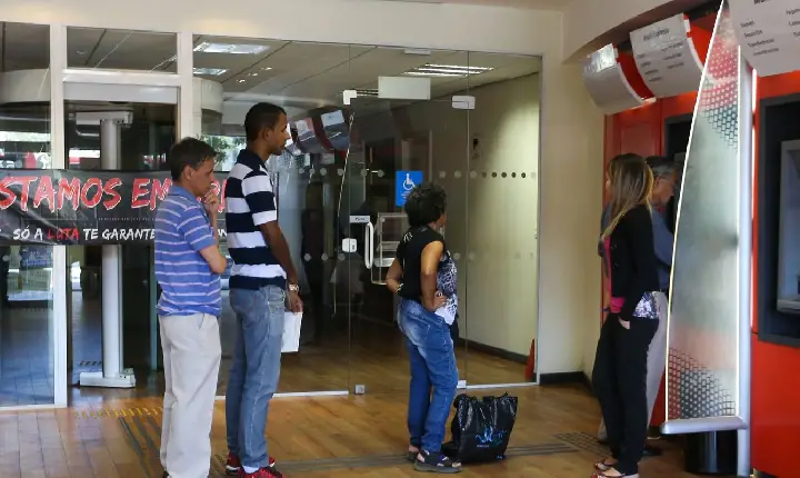 Bancários fazem paralisação nacional de 24 horas nesta quinta-feira 