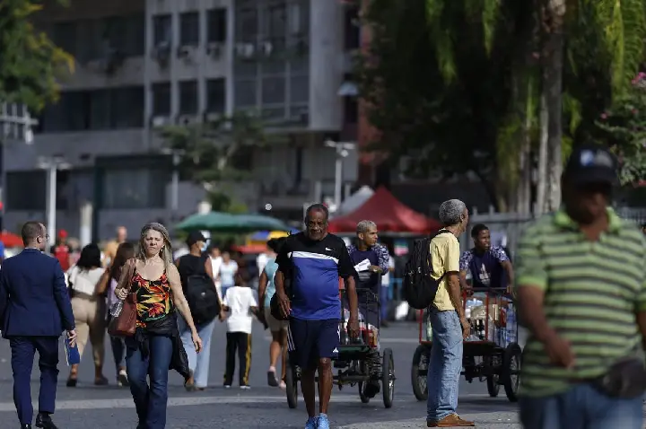 Crescimento populacional caiu para 0,37% em 2026, estima IBGE