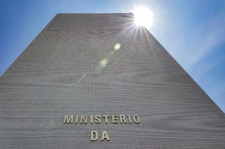 Defesa e Cidades lideram bloqueios no Orçamento de 2026