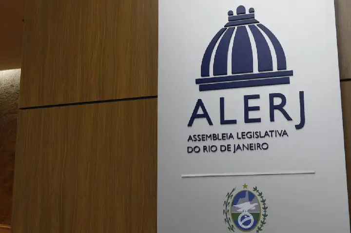 Deputados do RJ aprovam tornozeleira rosa para agressores de mulheres