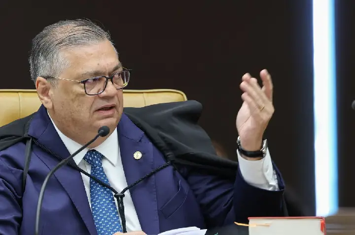 Dino manda PF investigar relação de Vorcaro com cemitérios em SP