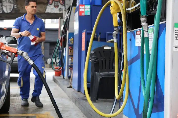 Governo fixa subvenção à gasolina em R$ 0,44 por litro