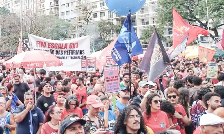 Manifestação em SP pede fim da escala 6x1 e ações contra o feminicídio