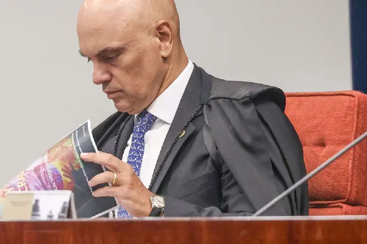 Moraes dá 24 horas para Bolsonaro explicar arma apreendida em blitz