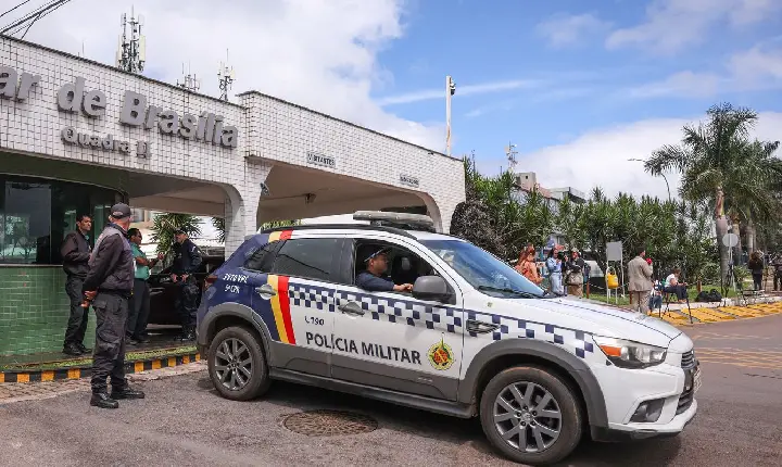 Moraes nega livre acesso de filhos de Bolsonaro à prisão domiciliar