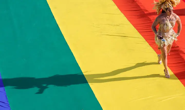 Parada Brasília Orgulho traz campanha do voto contra o preconceito