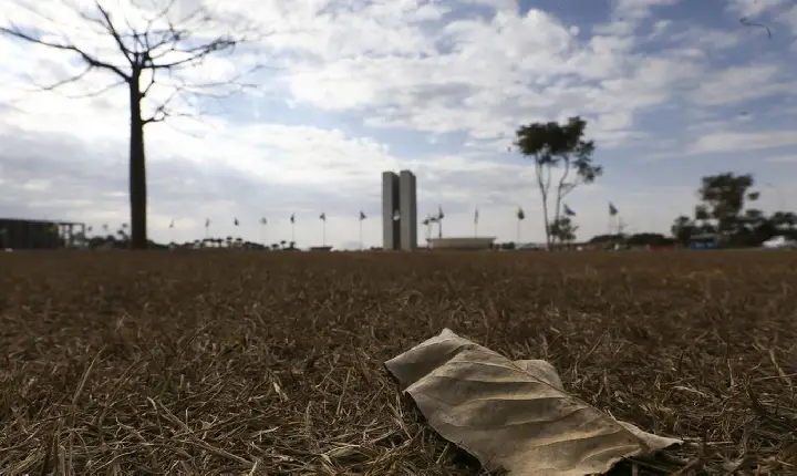 Região Sul tem risco de temporal e granizo; outras regiões têm calor