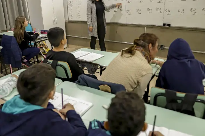 Senado aprova MP que estabelece piso de R$ 5.130 para professores