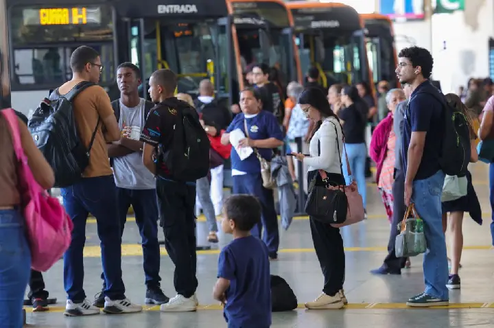 Setor de serviços fica estável em julho e sobe 2,4% em 12 meses