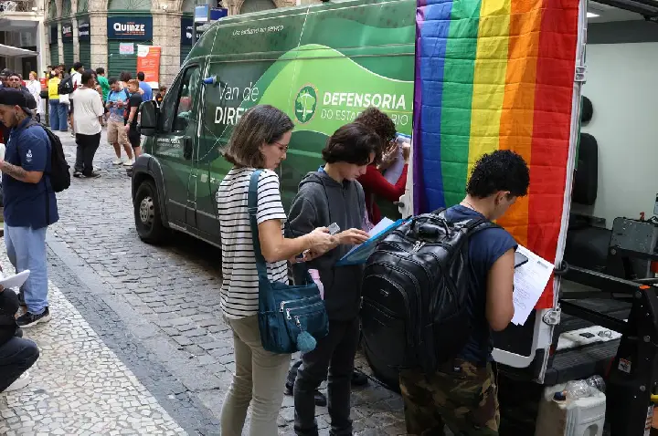 Transexuais e travestis fazem ato no RJ em defesa da democracia