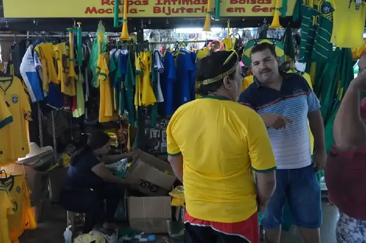 Vendas no comércio caem 0,8% em julho, com “ressaca” da Copa do Mundo