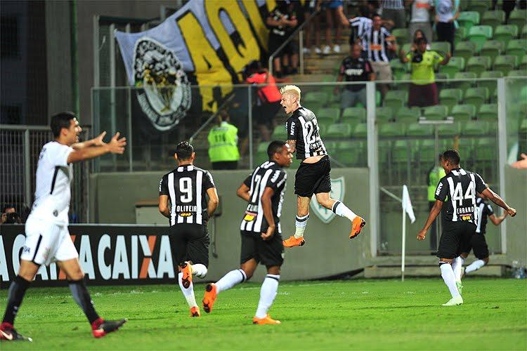 Em jogo polêmico, Corinthians é derrotado pelo Atlético em Minas e deixa a liderança