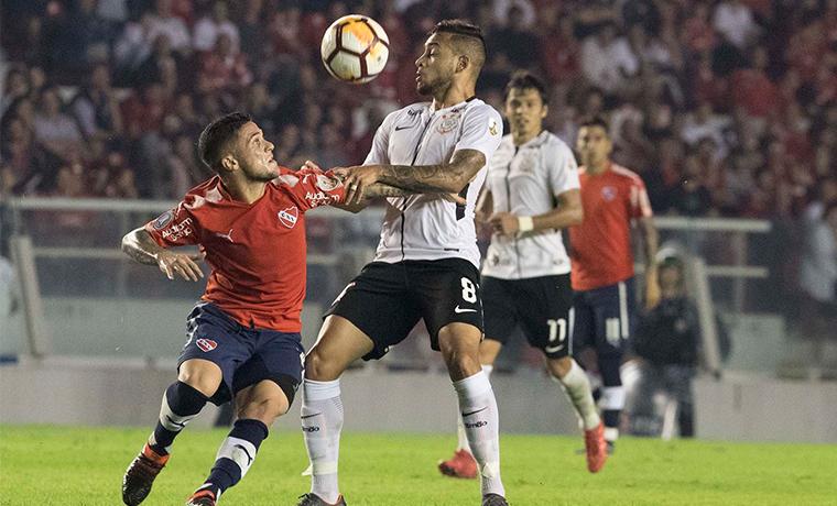 Corinthians perde em casa para o Independiente e mantém liderança ameaçada