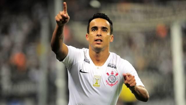 Corinthians vence América em jogo duro e encosta novamente nos líderes