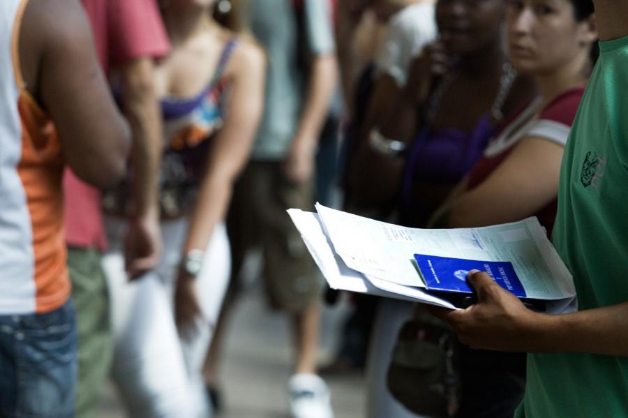IBGE aponta: trabalhadores subutilizados ou desempregados somam 27,7 milhões