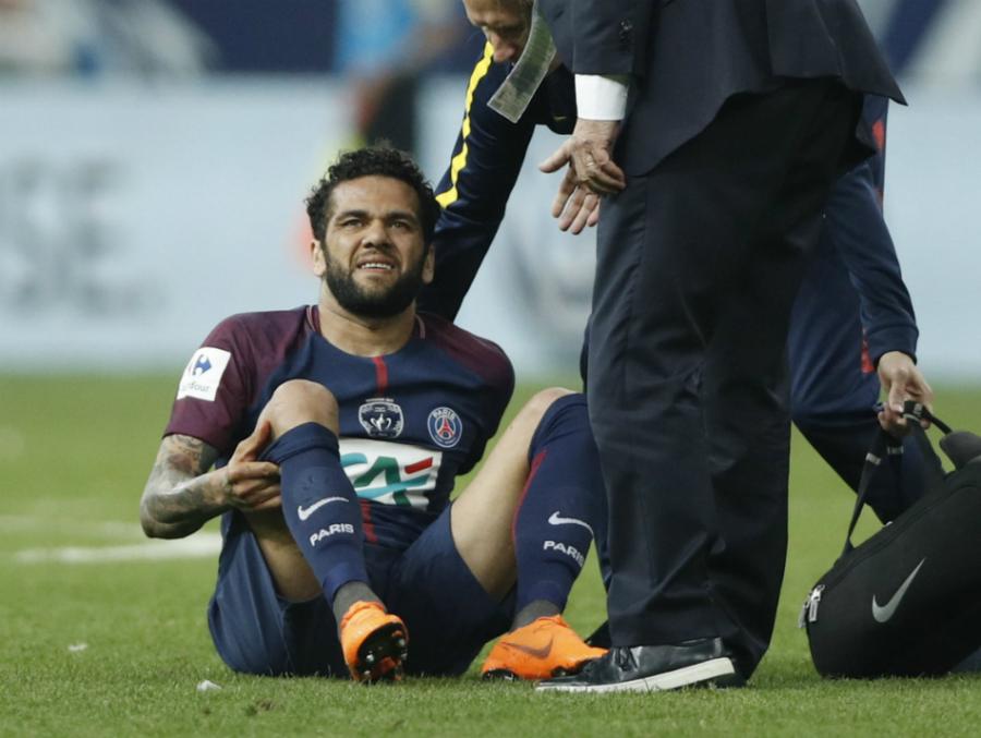 Lesão de Daniel Alves não o afasta totalmente da Copa mas preocupa seleção