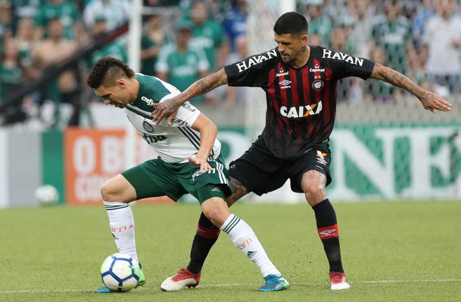 Lesão de Moisés o afasta dos campos e só voltará depois da Copa