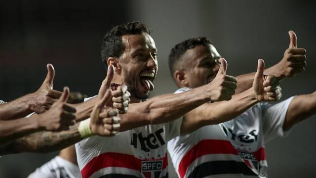 Nenê dá show e tricolor se mantém invicto no Brasileiro