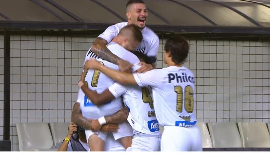Santos vence o lanterna Paraná e sai da zona de rebaixamento no Brasileirão