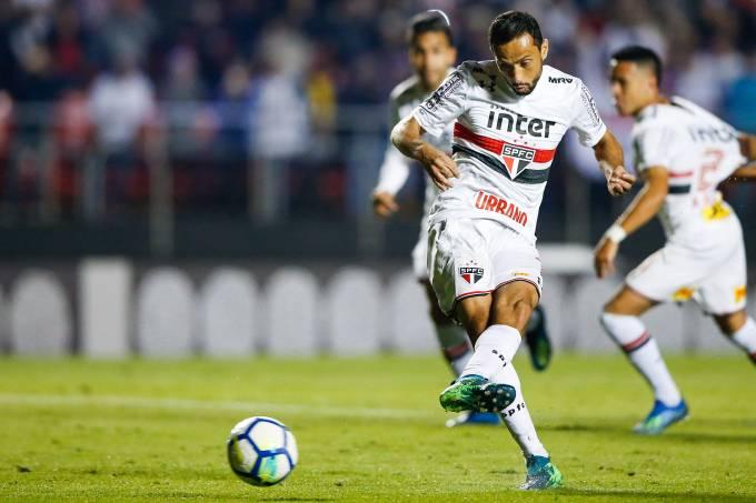 São Paulo vence Botafogo e assume a liderança do Brasileirão