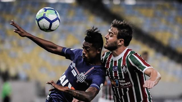 Com gol de Bruno Henrique no finalzinho, Santos vence o Fluminense e respira aliviado na tabela