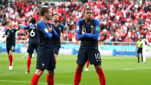 Com gol de Mbppé, França vence, se classifica e elimina Peru da Copa