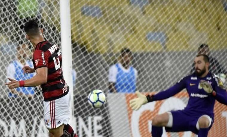 Corinthians perde para Flamengo e vê cariocas dispararem na liderança