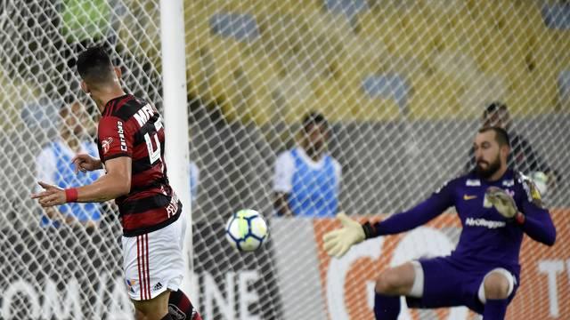 Corinthians perde para Flamengo e vê cariocas dispararem na liderança