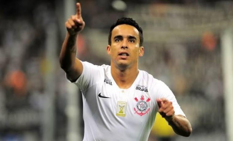 Corinthians vence América em jogo duro e encosta novamente nos líderes