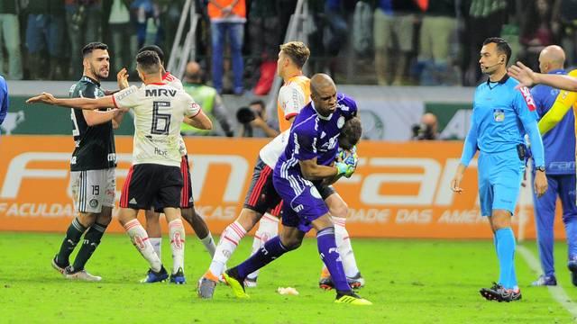Em jogo marcado por confusão, Palmeiras empata e perde a chance de encostar na liderança