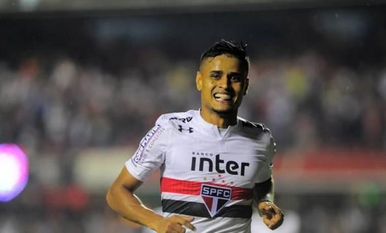 São Paulo goleia Vitória e termina 