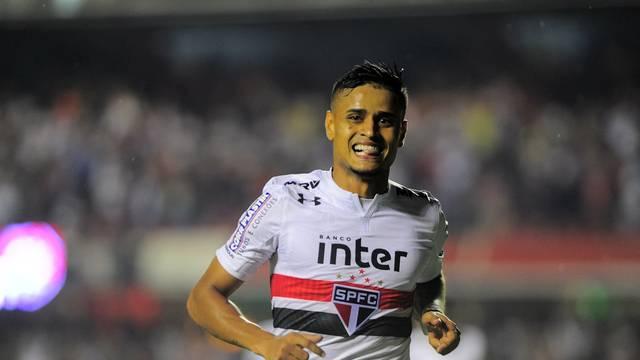 São Paulo goleia Vitória e termina 