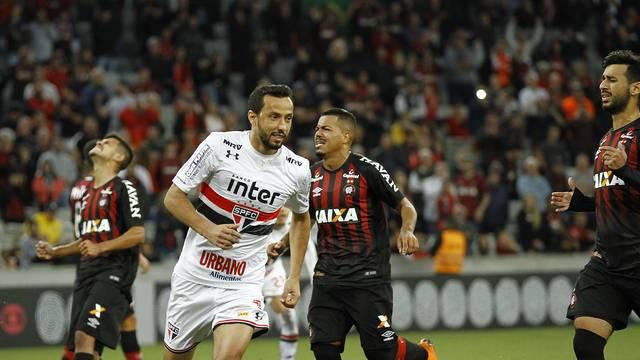 São Paulo vence Atlético-PR fora e se mantém na disputa pela liderança do Brasileirão