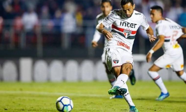 São Paulo vence Botafogo e assume a liderança do Brasileirão