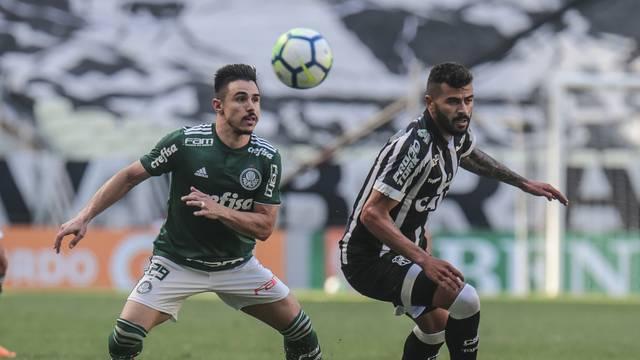 Zaga do Palmeiras falha e permite empate contra o Ceará no final, em Fortaleza