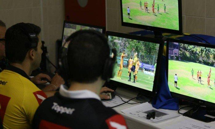 Hora do VAR: CBF anuncia árbitro de vídeo no futebol brasileiro com estreia na Copa do Brasil