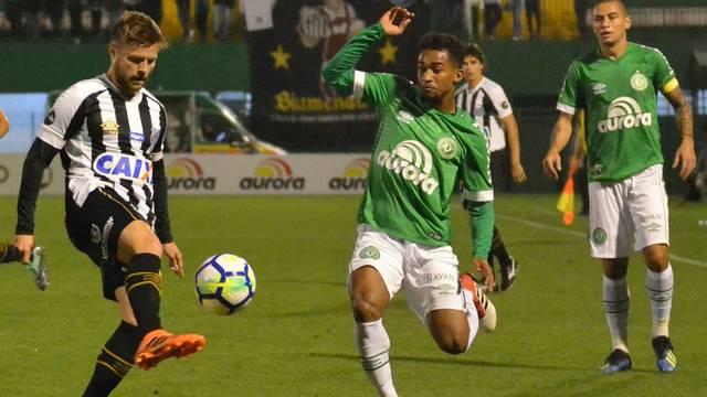 Santos empata sem gols com a Chapecoense e perde a chance de se afastar da zona do rebaixamento