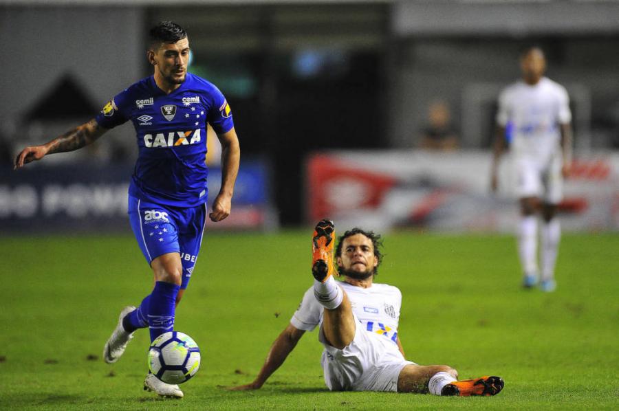 Com estreia do VAR e retorno de Cuca, Santos perde para o Cruzeiro na Vila