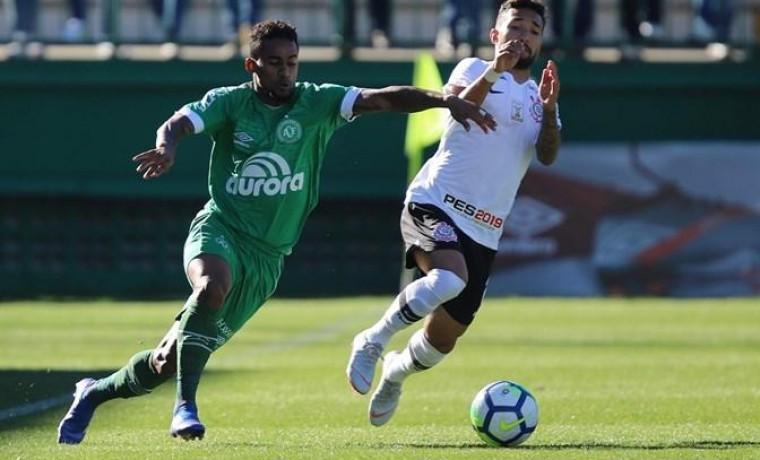 De virada e nos acréscimos: Corinthians vacila e perde para a Chapecoense fora de casa