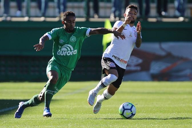 De virada e nos acréscimos: Corinthians vacila e perde para a Chapecoense fora de casa