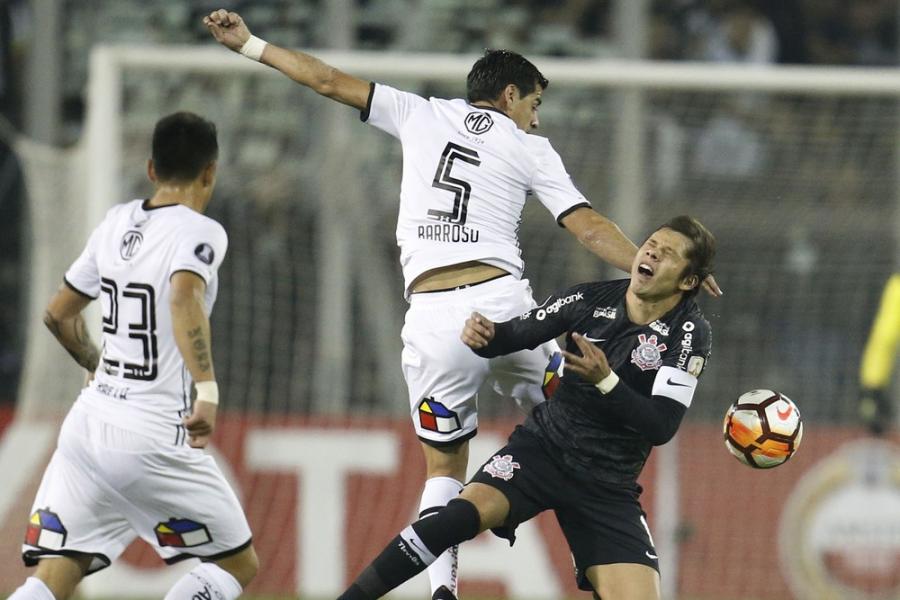 Futebol ruim diante do Colo Colo deixam o Corinthians com vaga ameaçada na Libertadores