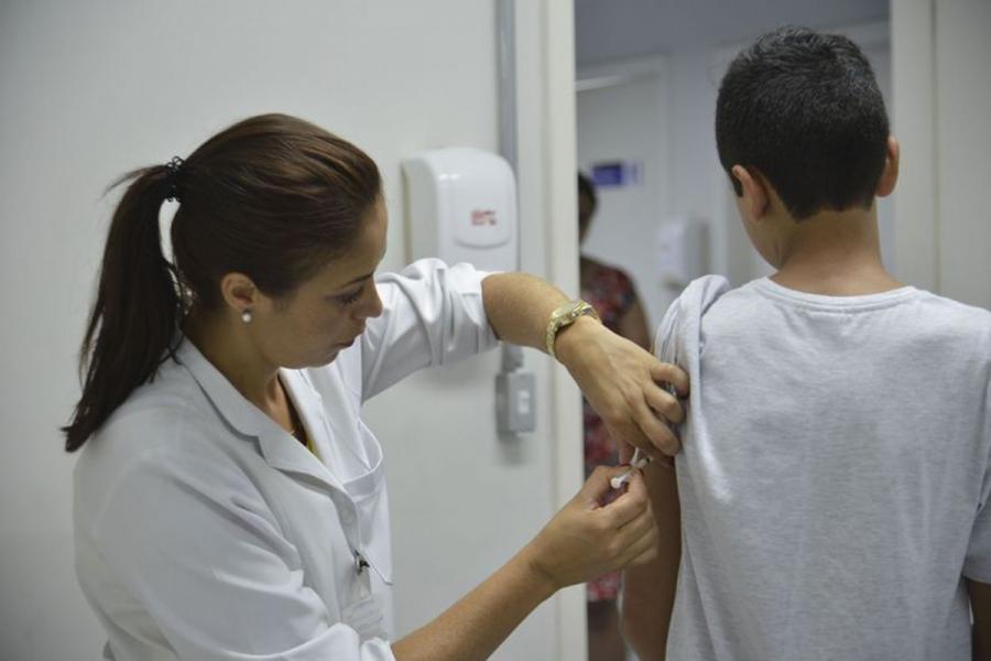 Secretaria da Saúde promove vacinação contra sarampo e polio em escolas municipais