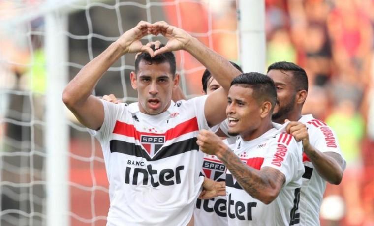 Segue o líder: São Paulo vence mais uma forae desempenhos individuais animam Aguirre
