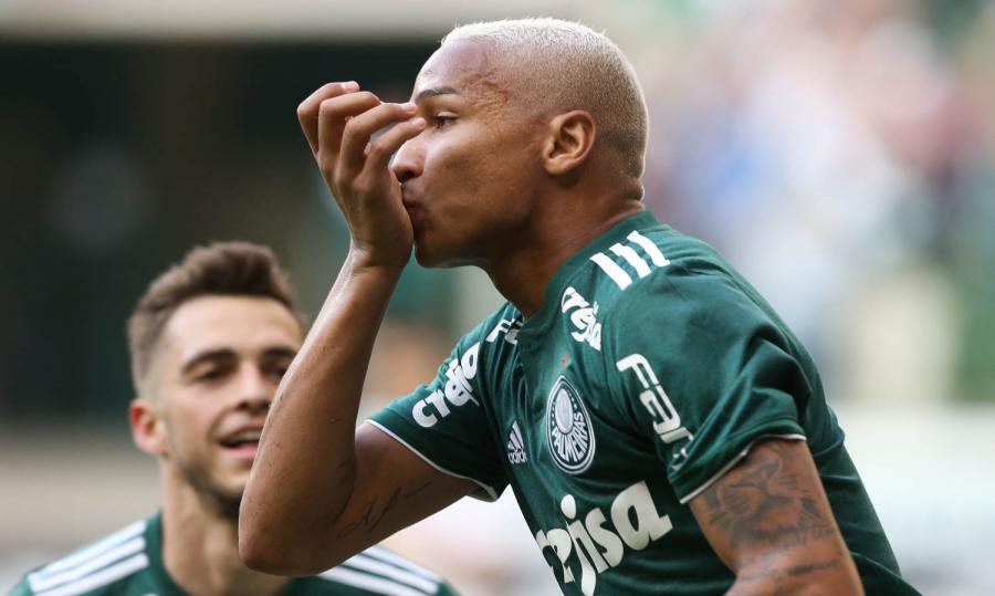 Com gol de Deyverson, Palmeiras derrota Corinthians com mistão de reservas