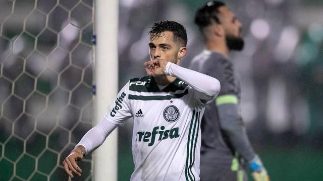 Em duelo alviverde, Palmeiras vence Chapecoense e diminui diferença para o São Paulo