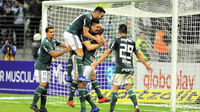 Palmeiras vence Atlético-PR em casa e encosta na briga pelo título do Brasileirão