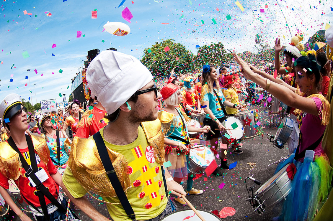 Seis em cada dez consumidores brasileiros devem cair na folia durante o Carnaval, mostram CNDL/SPC Brasil