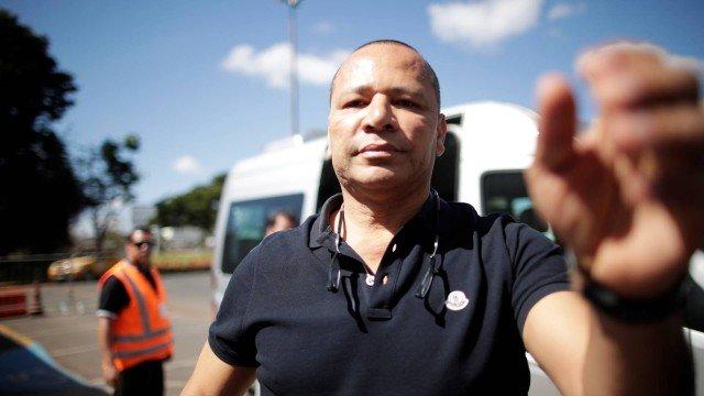 Pai de Neymar arranca câmera de fotógrafo no embarque do craque após corte da seleção